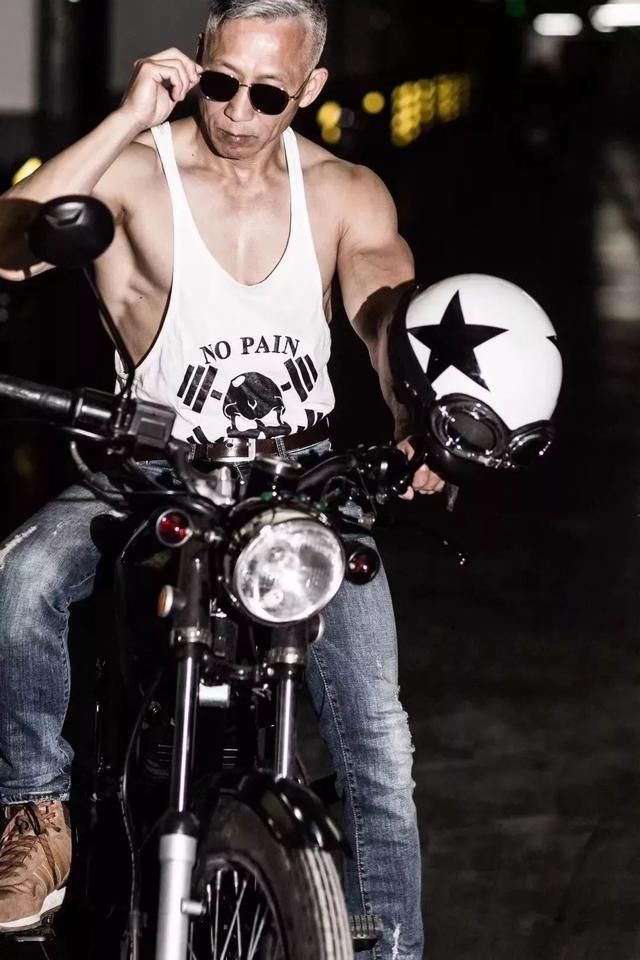 六旬中国大爷一夜爆红米兰时装秀，圈粉无数，秒杀网红小鲜肉