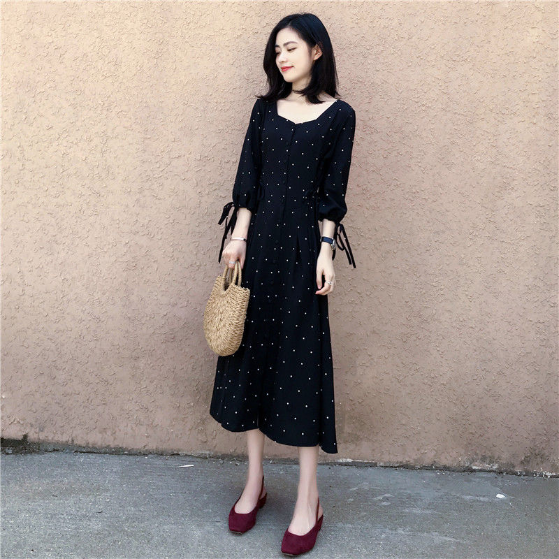 你才30多而已,别穿着像50岁!赫本裙+高跟鞋,美嫩10岁