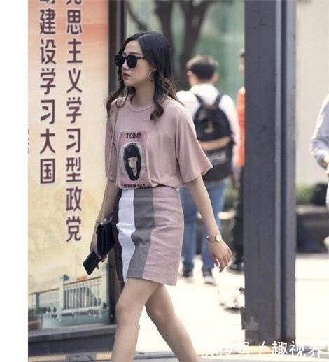 展现出|时尚美女街拍:青春洋溢的美女,展现出不俗的品位!