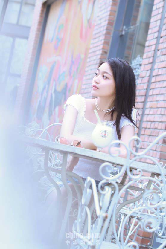 水晶夏日街拍秀长腿 满分笑容彰显青春无敌