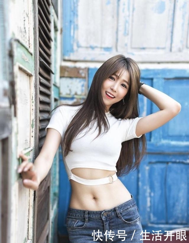  【美女】街拍美女牛仔裤营造浪漫唯美的魅力，更显优雅大方的气质