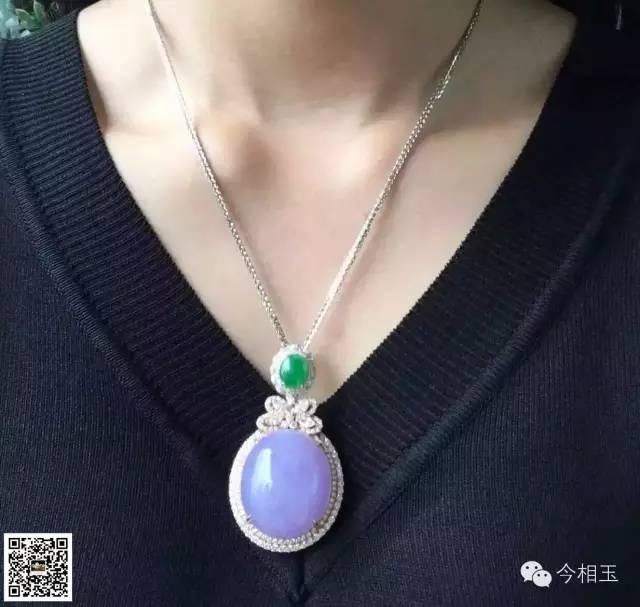 翡翠吊坠怎样配衣才更迷人