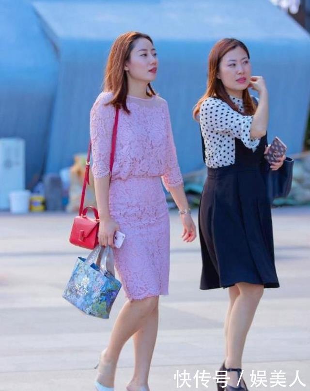 「姑娘」路人街拍，姑娘肤白水嫩很漂亮，满满的贵气感