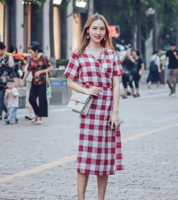 【气质】街拍:面带微笑的美女,身穿长裙,优雅气质魅力十足