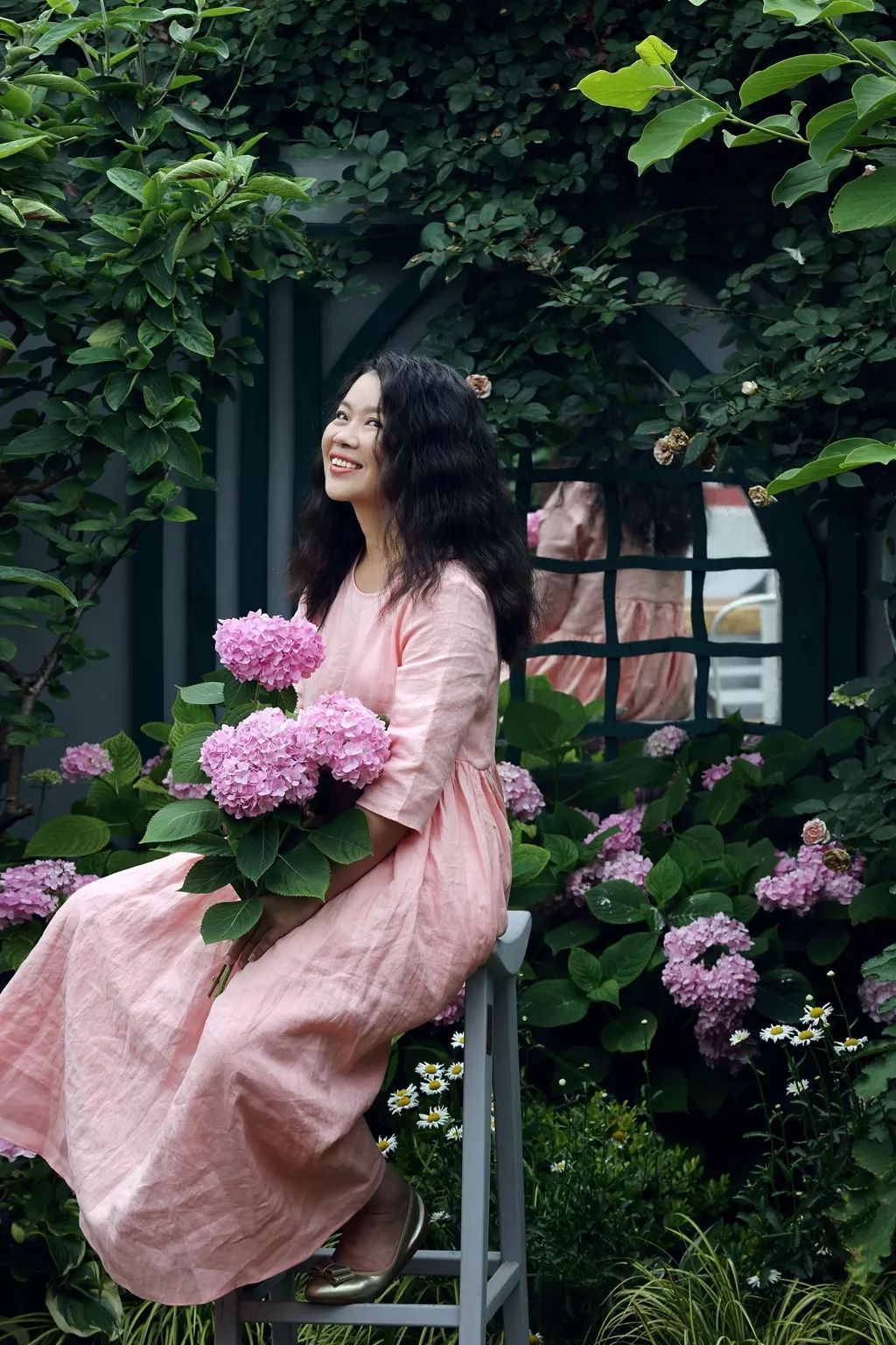 40岁高薪夫妇提前退休，造3000㎡花园惬意养老，还有酒坊！