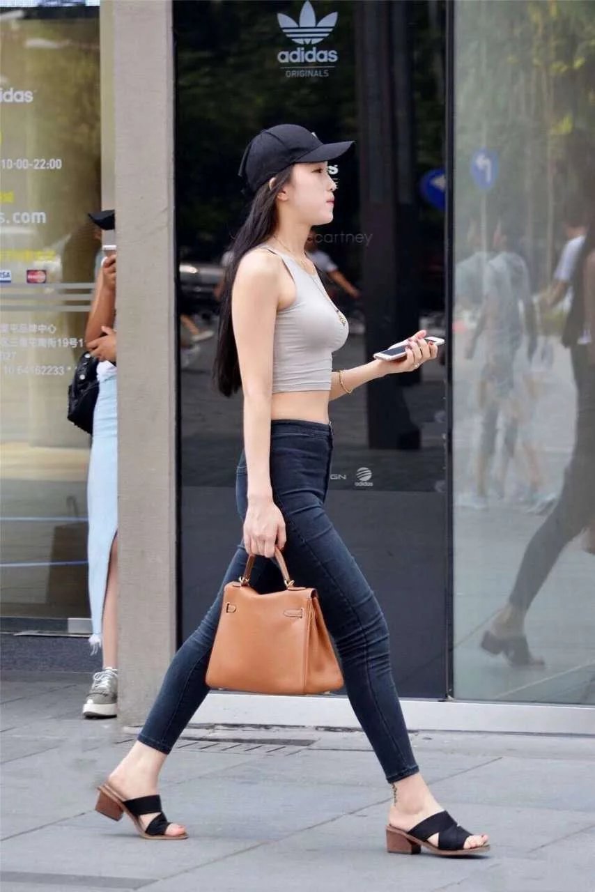 时尚少妇一身紧身穿搭，裹出凹凸身材，这样的身材你们喜欢吗