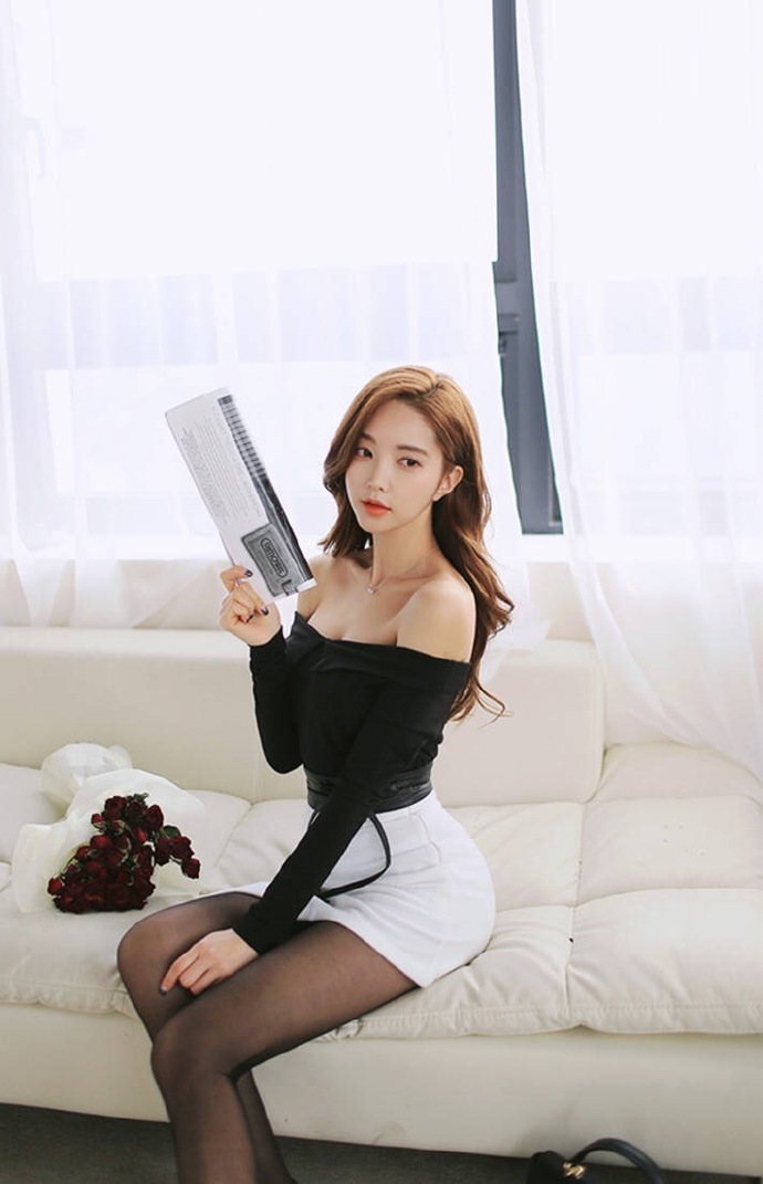 黑色紧身上衣搭配白色短裙，展示好身材，性感美