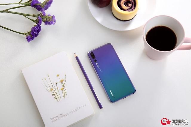 没有一个极光色单品,怎么好意思说自己是It Girl!