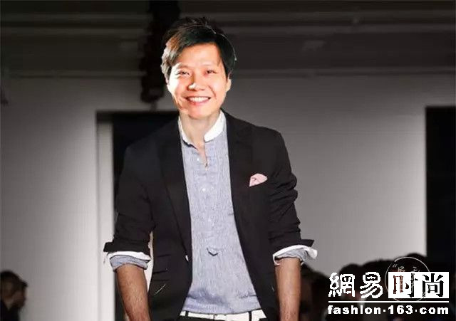 上市后 雷军竟穿168元破洞牛仔裤背包变身时髦军