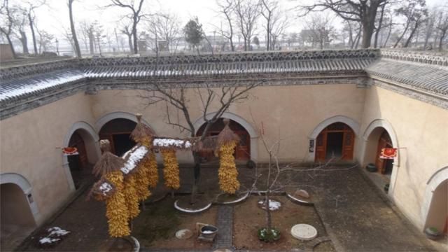 河南最奇怪的村子，房子都建在地下，下雨天怎么办？