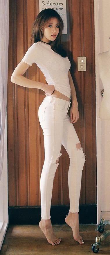 夏天的白色修身裤搭配，侧面、背面、正面都很魅惑，关键是还很女