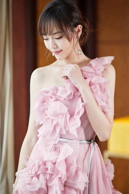 唐嫣身穿一袭花朵粉裙亮相, 本就甜美再搭一个齐刘海造型, 太嫩了