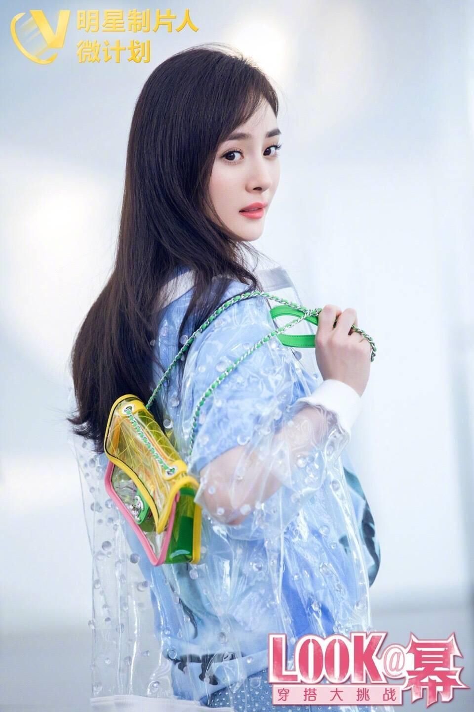 杨幂一身雨衣竟然要8万块,离开造型师后自己的搭配功力真心一般