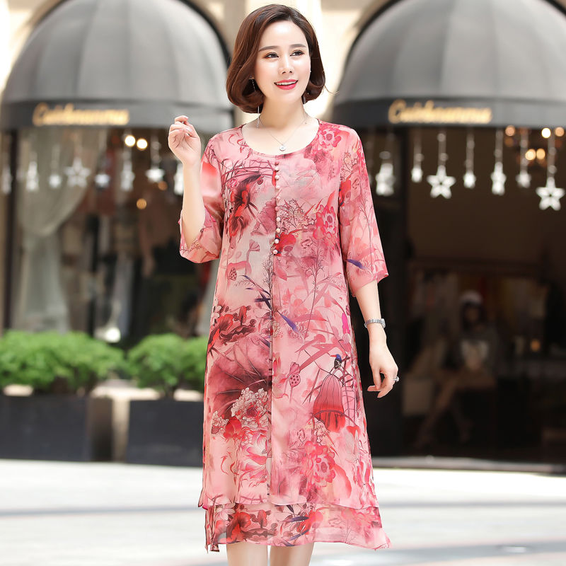 60岁妈妈真会打扮，穿上今年特流行的妈妈装，简直美炸全场