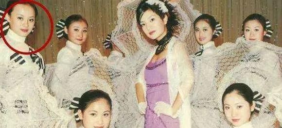  #濛濛#重温《情深深雨濛濛》：孙俪为赵薇伴舞，人群中最耀眼