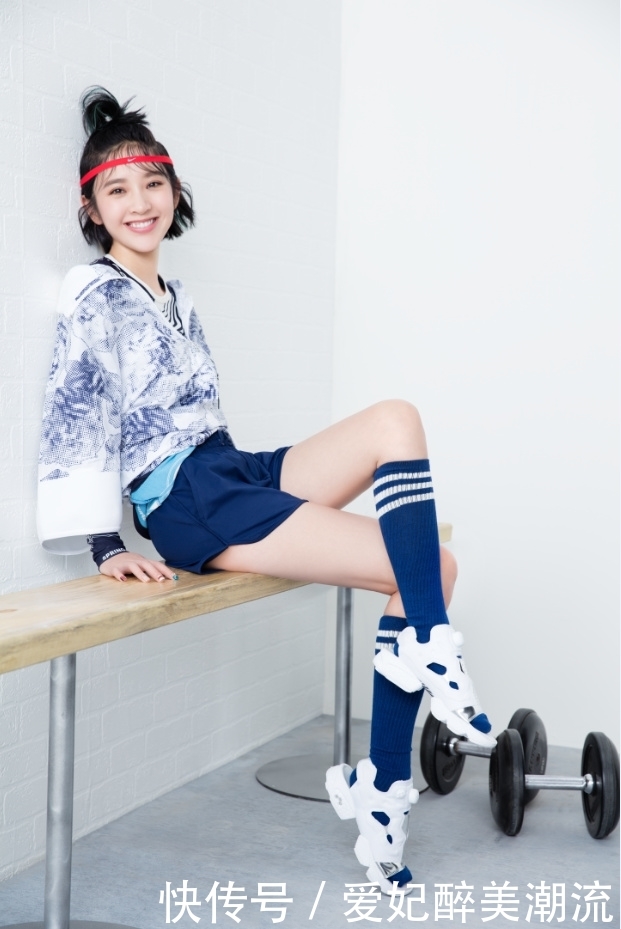 唐艺昕很惊艳了！绣花衬衫中间开叉到肚脐眼，网友：这身材我服了