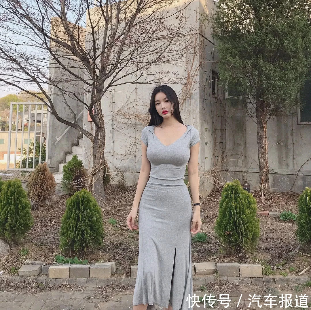 街拍：小姐姐一条紧致的裤子，穿出都市美妇人，霸气甩发！