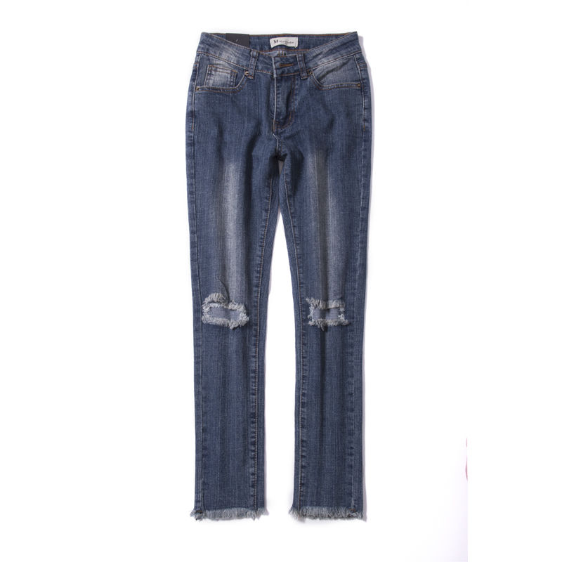 别穿满大街的裙子了，现在很流行这几款牛仔裤，连背影都很女神范