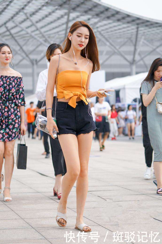 街拍：个个都是美女，图一小姐姐绿色背心配白色蛋糕裙变成花仙子