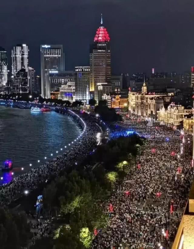 长沙再次实力圈粉!烈士公园都是人山人海!今天你在哪个景点排长