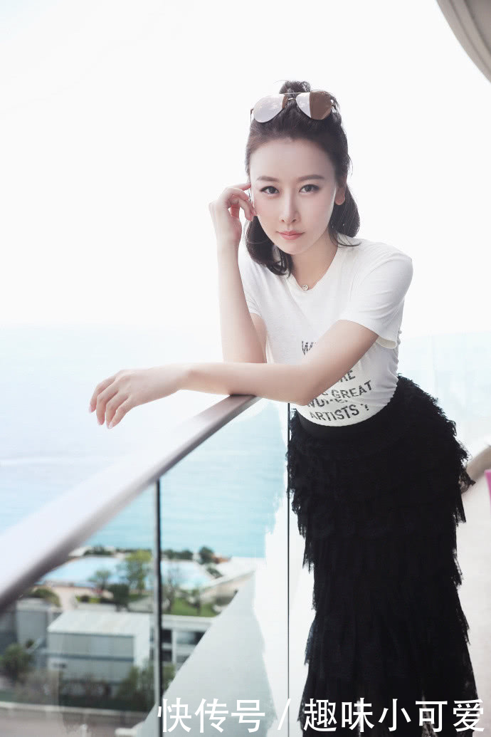 毛俊杰真敢穿，绣花裙下方穿牛仔裤居然不丑，网友：这身材简直了