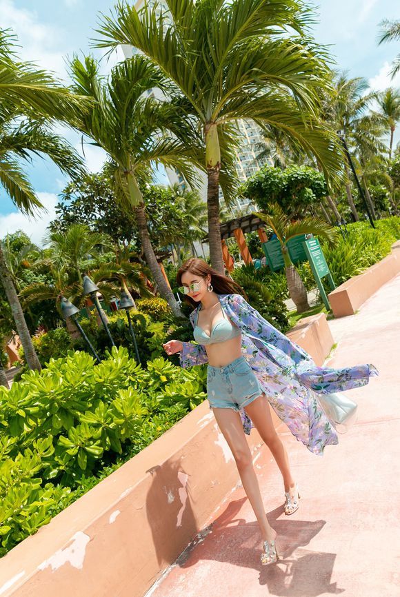 女神孙允珠,椰林浅海清甜蜜瓜薄荷比基尼