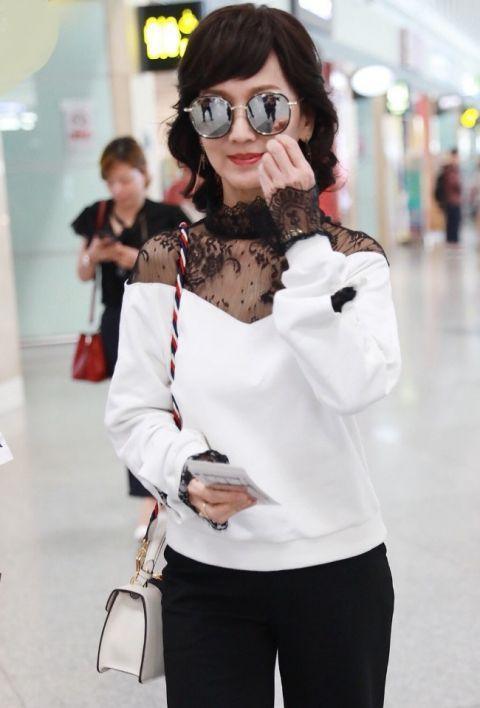 赵雅芝真是冻龄,穿黑色蕾丝低调秀锁骨,不相信有63岁了!