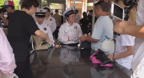 上海迪士尼新规执行，建议游客自行开包