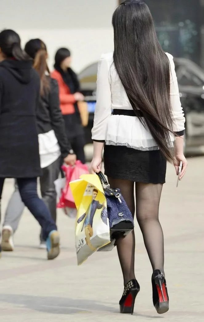 已经长发及腰的美女小姐姐，黑色镂空超短裙搭配黑丝袜让人眼前一