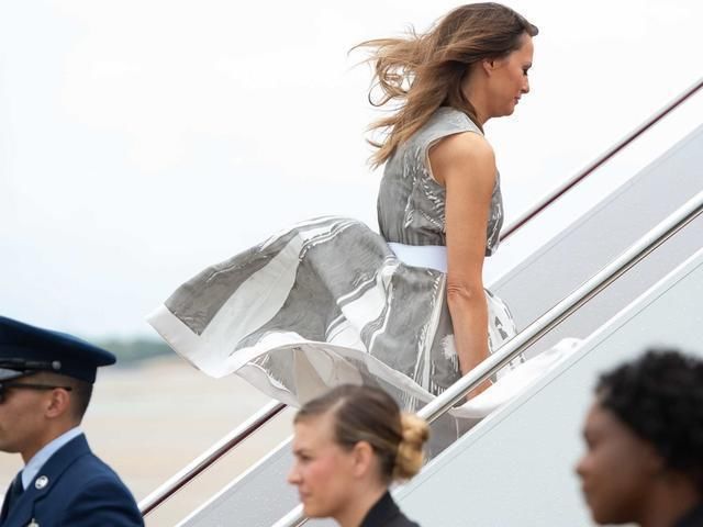 美国第一夫人白色搭配气场惊人，头发吹这么凌乱依然保持女神形象