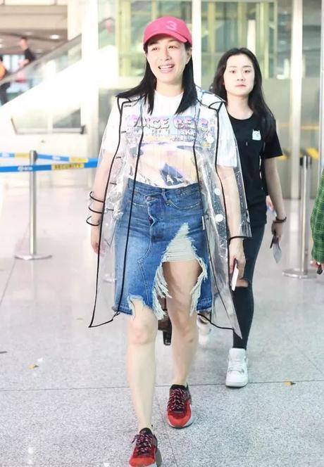 钟丽缇放大招！礼服裙下半身镂空，别说男人就连女助理都看呆了！