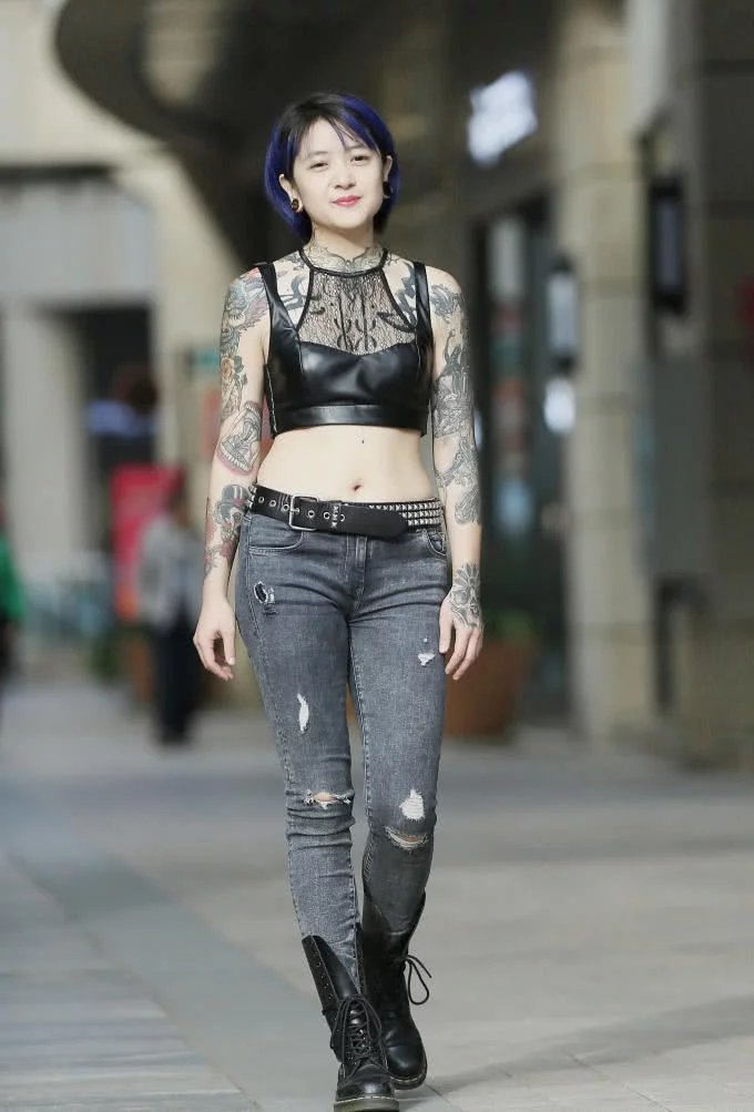 清纯甜美的小姐姐，纹身很霸道，小巧精致才是吸睛的重点