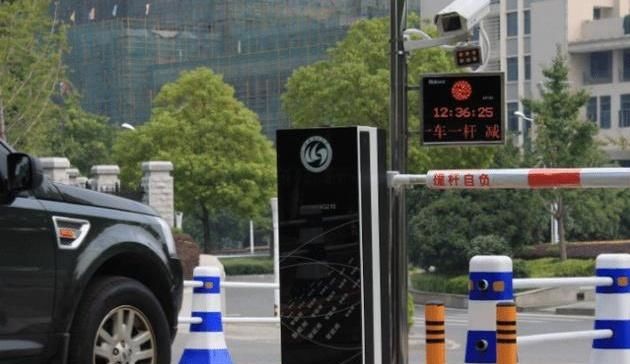  倒车：高速上误入“ETC”通道可以直接倒车吗？老司机：最后回答