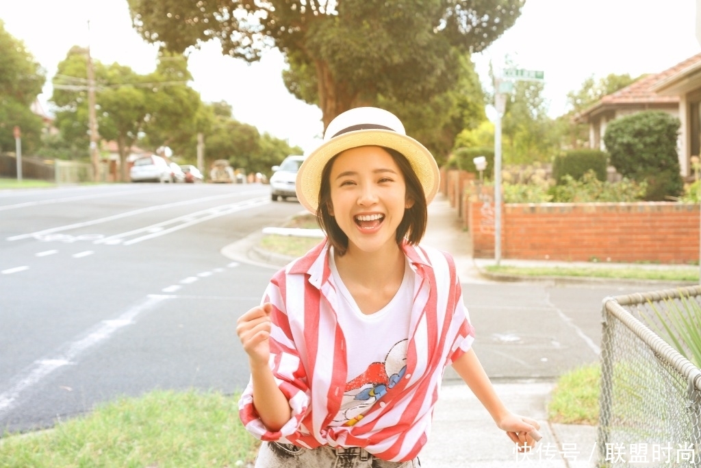 唐艺昕穿粉色长裙优雅动人，不料被胯部抢足了镜头，也太宽了！