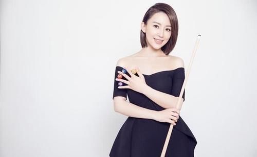 「连衣裙」“台球女神”潘晓婷愈发性感了,一字肩上衣开个口,颜值不输明星