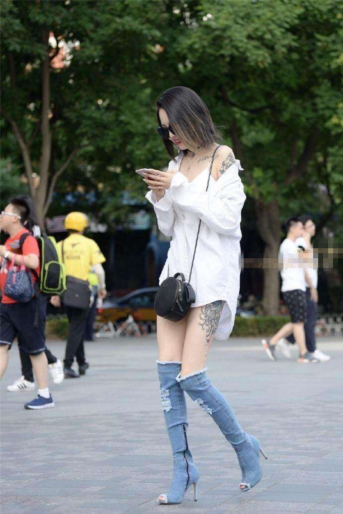 街拍: 筷子腿小姐姐穿个衬衫就出门, 完全不怕被看见