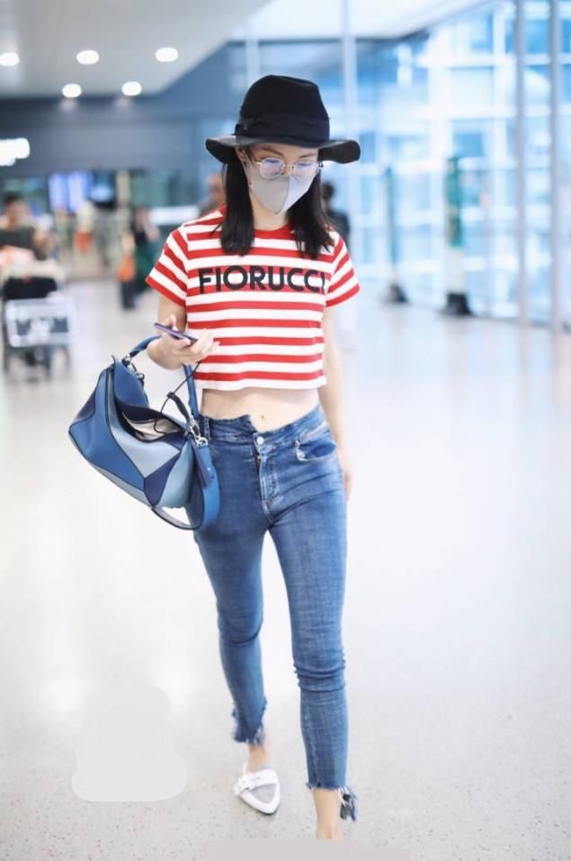 金晨这裤子绝了，硬是被勒成了“小鸟腿”，说实话我欣赏不来！