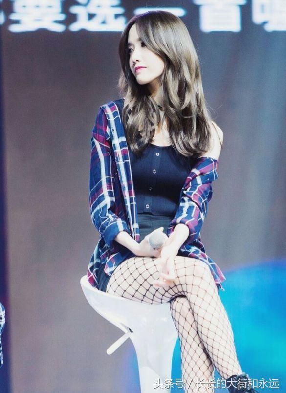 林允儿网洞丝袜造型，性感撩人的魅力，网友：第三张图最吸引人！