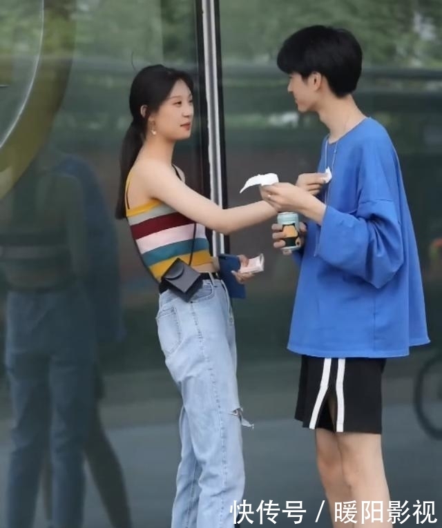 抖音年度最佳男友,为让女友显腿长,搭配10cm袜子