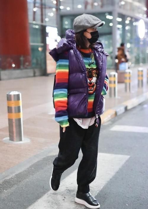 #低调#玲花低调走机场,运动装太低调,可造型随性变成“小象腿”