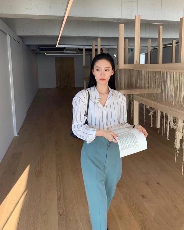老气■用条纹打破老气感,让你变时髦精,这才是基础款单品的打开方式