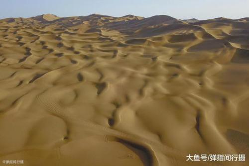 紧连城市的新疆库木塔格沙漠 堪称世界治沙“绿不退 沙不进”的奇