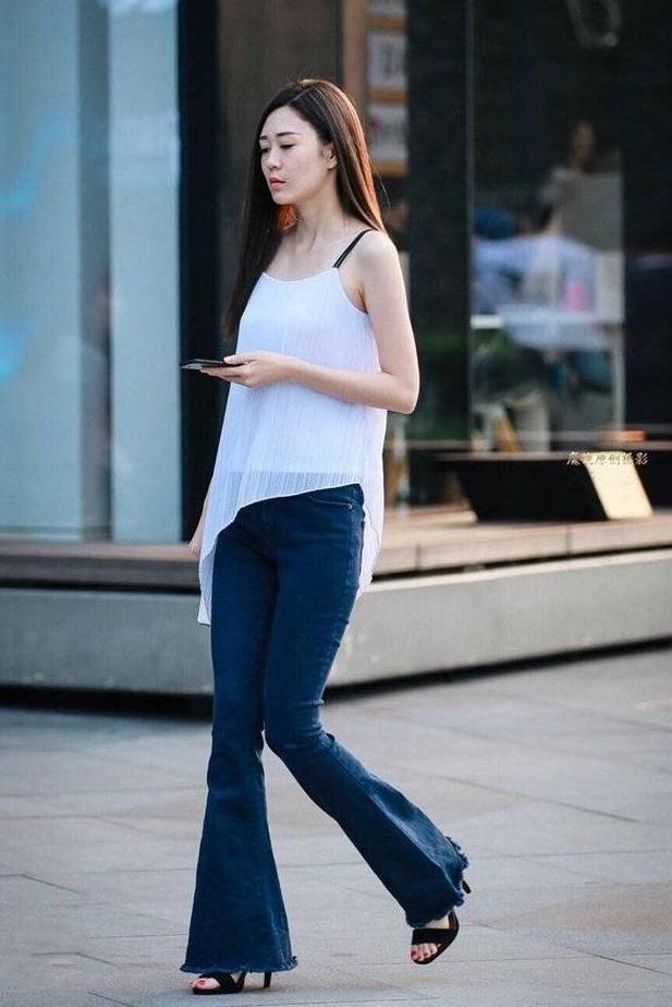街拍：美女虽不是曲线身材，但胜在高挑人也漂亮，也很有感觉