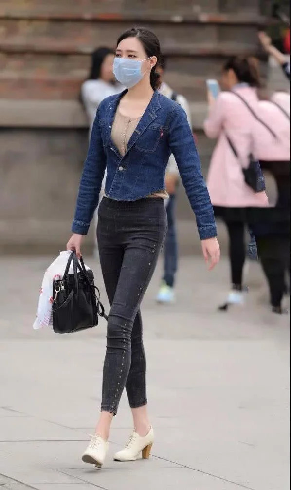 白皙诱人带着口罩都遮挡不住气质的小姐姐，束身装显苗条身材