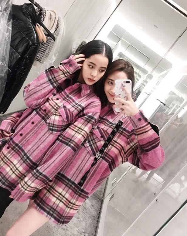 欧阳娜娜和姐姐拍合照，照片中姐姐身材高挑，完美的曲线