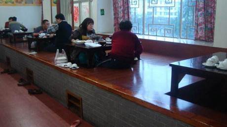 为何很多人说：东北人一家都睡在同一个炕上？对此南方游客有话说