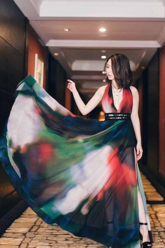 邓紫棋胆太肥！深V裙开叉到腰，网友：比穿皮裤美多了