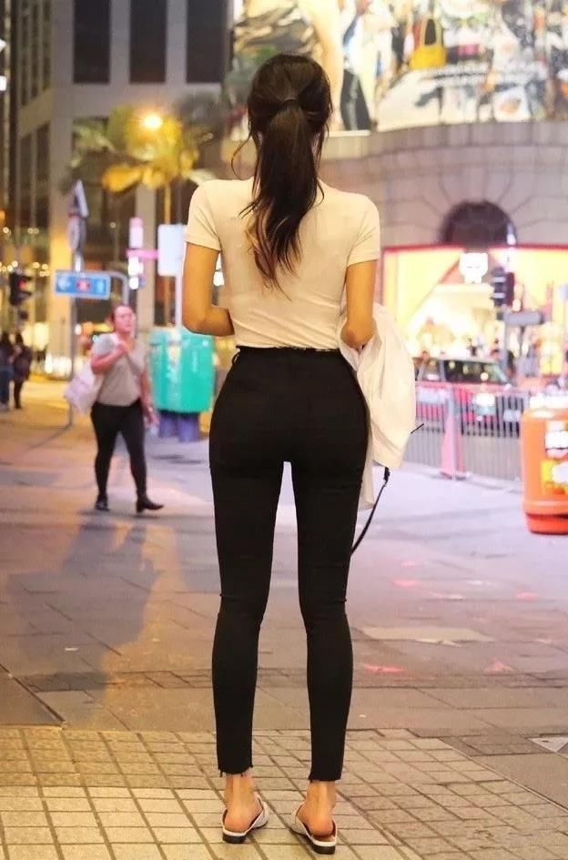 街拍美女：这身材好辣，网友说：女朋友就应该找这样的！！