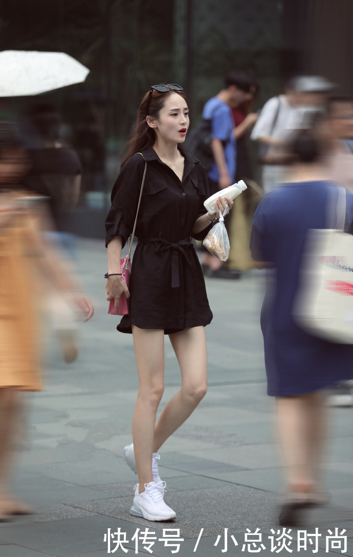 路人街拍:小姐姐白加黑搭配简单性感,修长美腿更加诱人!