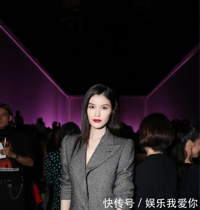 何穗现身时装周看秀，干练西装搭配明艳红唇，气场强，攻气十足
